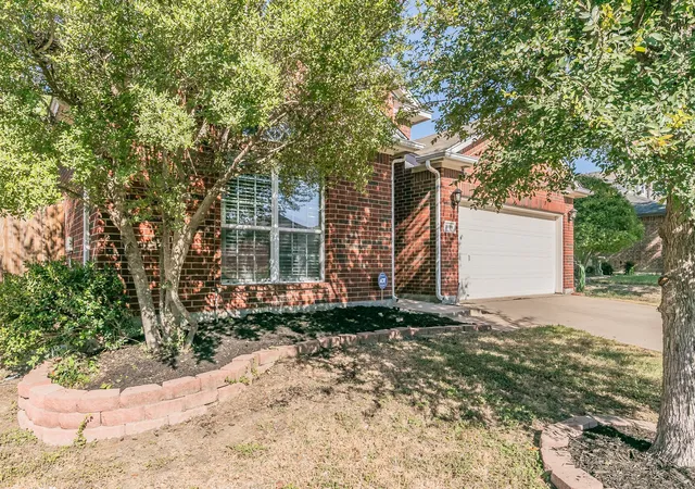 Photo 3 of Single family home for sale at 5009 Bedfordshire Dr, Fort Worth, TX 76135 | MLS# 21380235 | Listing updated on 2026-09-29