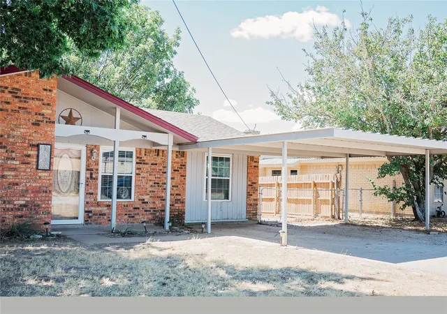 Photo 2 of Single family home for sale at 1102 Conner, Eastland, TX 76448 | MLS# 21382423 | Listing updated on 2026-09-11