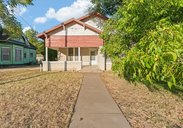 Photo 1 of Single family home for sale at 1313 N Robinson St, Cleburne, TX 76031 | MLS# 21381150 | Listing updated on 2026-09-11