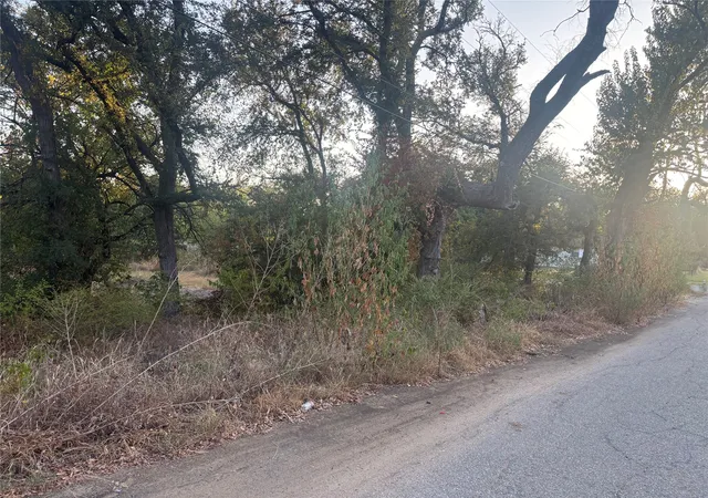 Photo 13 of Sale Pending at 919 E Morgan St, Denison, TX 75021 | MLS# 21382459 | Listing updated on 2026-10-06
