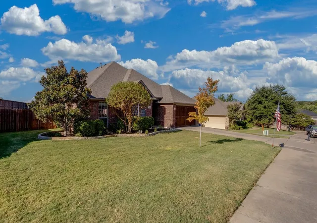 Photo 2 of Single family home for sale at 315 Castle Hl Dr, Burleson, TX 76028 | MLS# 21382552 | Listing updated on 2026-09-16