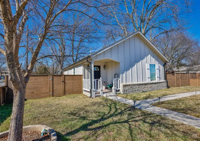 Photo 2 of Single family home for sale at 313 Fair Ave, Gainesville, TX 76240 | MLS# 21382574 | Listing updated on 2026-09-11