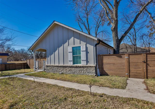 Photo 3 of Single family home for sale at 313 Fair Ave, Gainesville, TX 76240 | MLS# 21382574 | Listing updated on 2026-09-11