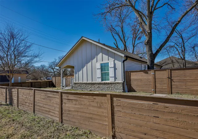 Photo 4 of Single family home for sale at 313 Fair Ave, Gainesville, TX 76240 | MLS# 21382574 | Listing updated on 2026-09-11