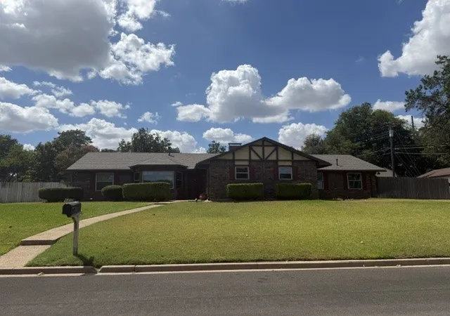 Photo 1 of Single family home for sale at 600 Mountain Lake Dr, Woodway, TX 76712 | MLS# 21382605 | Listing updated on 2026-09-10