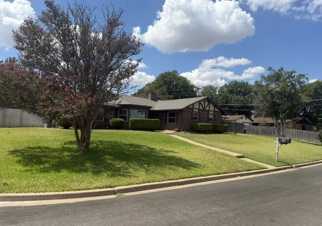 Photo 3 of Single family home for sale at 600 Mountain Lake Dr, Woodway, TX 76712 | MLS# 21382605 | Listing updated on 2026-09-10