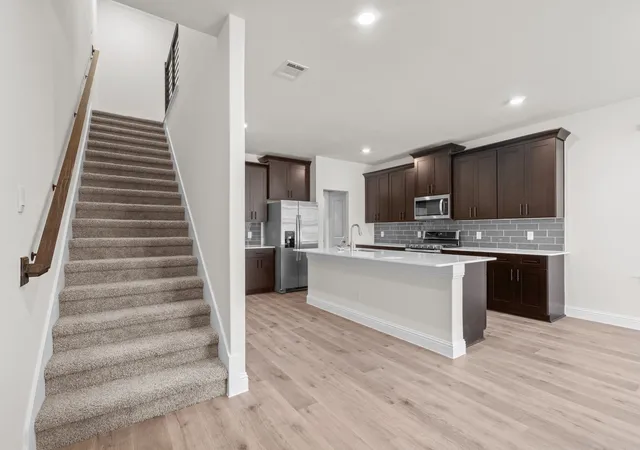 Photo 2 of Single family home for sale at 910 Milkweed Dr, Euless, TX 76039 | MLS# 21382617 | Listing updated on 2026-09-10
