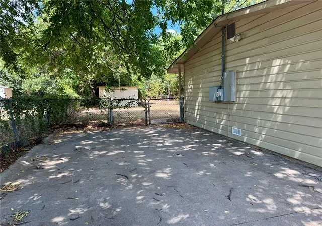Photo 3 of Single family home for sale at 1013 Wilshire Blvd, Arlington, TX 76012 | MLS# 21376103 | Listing updated on 2026-09-10