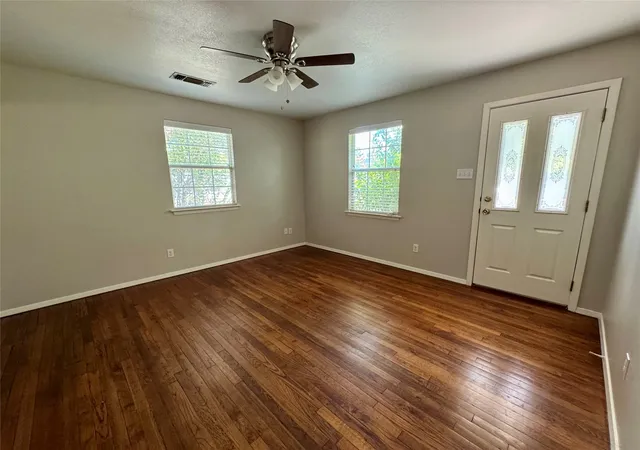 Photo 3 of Single family home for sale at 1013 Wilshire Blvd, Arlington, TX 76012 | MLS# 21376103 | Listing updated on 2026-09-10