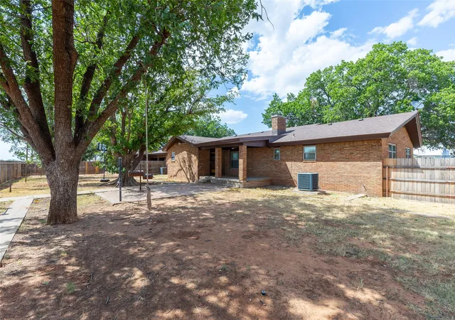 Photo 3 of Single family home for sale at 163 Williams St, Jayton, TX 79528 | MLS# 21324823 | Listing updated on 2026-09-11