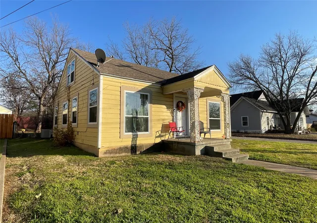 Photo 1 of Single family home for sale at 1702 Nw 1st Avenue, Mineral Wells, TX 76067 | MLS# 21382687 | Listing updated on 2026-09-10