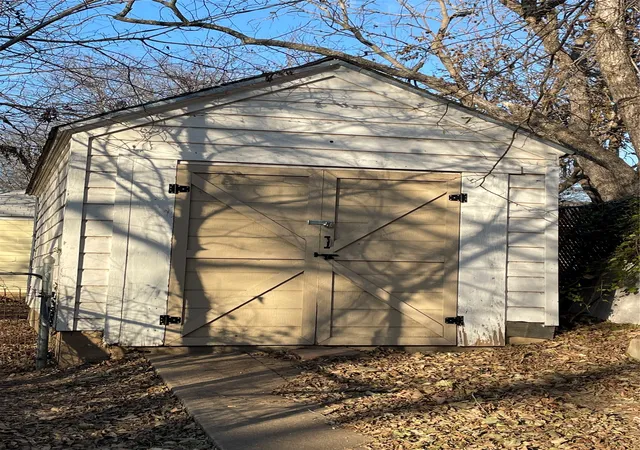 Photo 3 of Single family home for sale at 1702 Nw 1st Avenue, Mineral Wells, TX 76067 | MLS# 21382687 | Listing updated on 2026-09-10