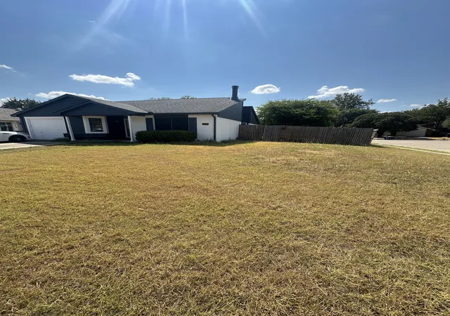 Photo 2 of Single family home for sale at 118 London Ln, Glenn Heights, TX 75154 | MLS# 21382525 | Listing updated on 2026-09-10