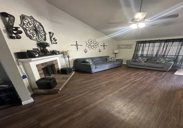 Photo 3 of Single family home for sale at 118 London Ln, Glenn Heights, TX 75154 | MLS# 21382525 | Listing updated on 2026-09-10