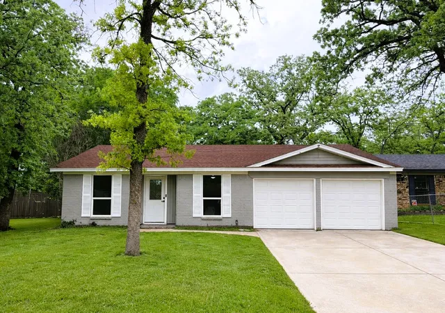 Photo 1 of Single family home for sale at 2933 Hunting Dr, Fort Worth, TX 76119 | MLS# 21382707 | Listing updated on 2026-09-10