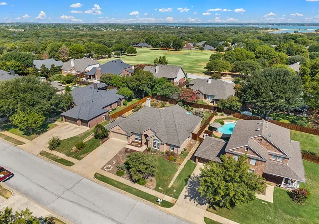 Photo 3 of Sale Pending at 3102 Lake Park Dr, Grapevine, TX 76051 | MLS# 21380376 | Listing updated on 2026-09-25