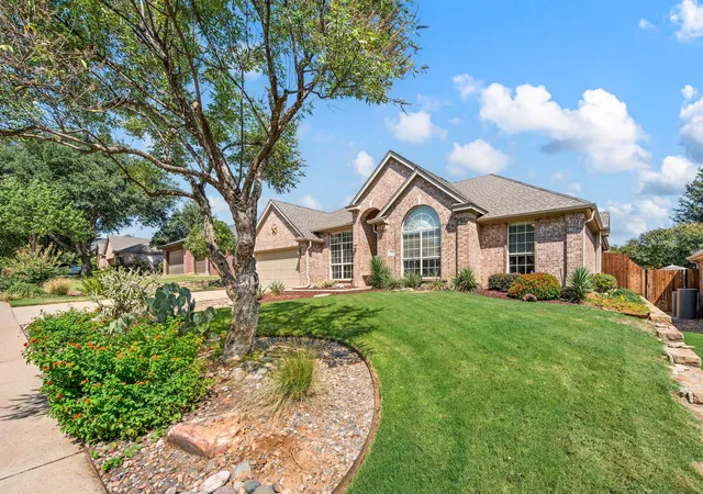 Photo 3 of Sale Pending at 3102 Lake Park Dr, Grapevine, TX 76051 | MLS# 21380376 | Listing updated on 2026-09-25