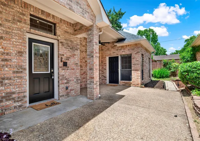 Photo 3 of Single family home for sale at 1407 W Mulberry St, Sherman, TX 75092 | MLS# 21382729 | Listing updated on 2026-09-10