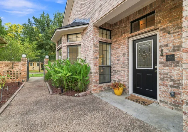 Photo 4 of Single family home for sale at 1407 W Mulberry St, Sherman, TX 75092 | MLS# 21382729 | Listing updated on 2026-09-10