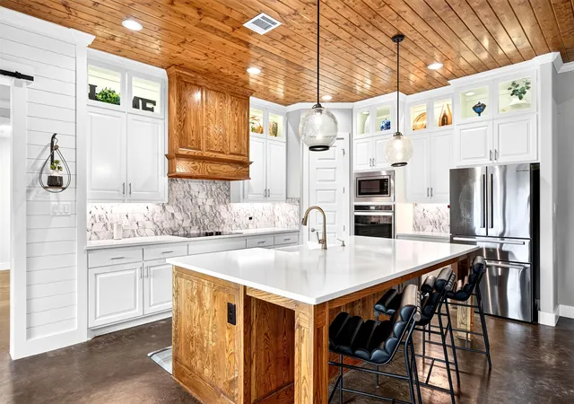 Photo 2 of Sale Pending at 420 Cobb Ln, Waxahachie, TX 75167 | MLS# 21382544 | Listing updated on 2026-09-23