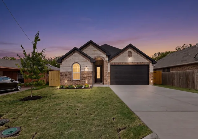 Photo 2 of Single family home for sale at 909 Merriot St, Ennis, TX 75119 | MLS# 21382764 | Listing updated on 2026-10-03