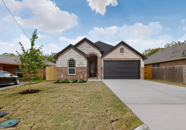 Photo 3 of Single family home for sale at 909 Merriot St, Ennis, TX 75119 | MLS# 21382764 | Listing updated on 2026-10-03