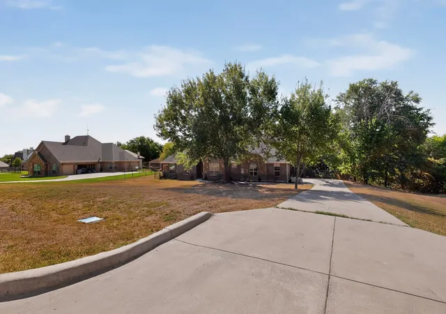Photo 3 of Single family home for sale at 108 Winding Way, Azle, TX 76020 | MLS# 21378155 | Listing updated on 2026-09-10