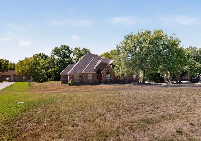 Photo 3 of Single family home for sale at 108 Winding Way, Azle, TX 76020 | MLS# 21378155 | Listing updated on 2026-09-10