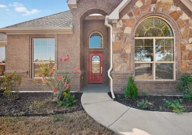 Photo 4 of Single family home for sale at 108 Winding Way, Azle, TX 76020 | MLS# 21378155 | Listing updated on 2026-09-10