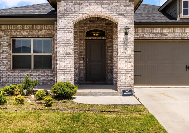 Photo 3 of Single family home for sale at 9620 Hickory Knob Dr, Fort Worth, TX 76108 | MLS# 21382797 | Listing updated on 2026-09-10