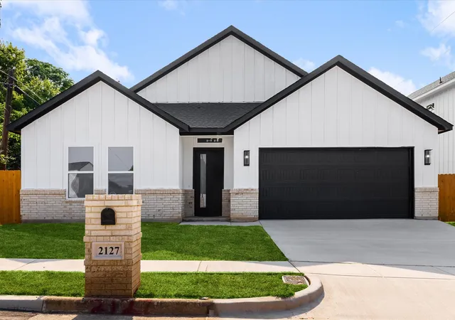 Photo 1 of Single family home for sale at 2127 Amanda Ave, Fort Worth, TX 76105 | MLS# 21382799 | Listing updated on 2026-09-10