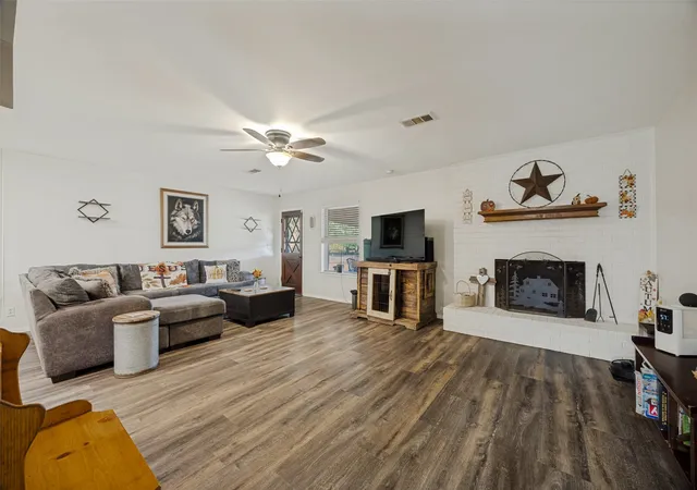 Photo 3 of Single family home for sale at 5105 Rolling Hills Dr, Sherman, TX 75092 | MLS# 21370113 | Listing updated on 2026-09-13