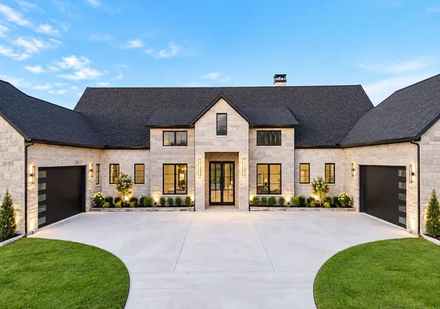 Photo 1 of Sale Pending at 425 Dennis Bailey Ln, Rockwall, TX 75032 | MLS# 21381050 | Listing updated on 2026-10-05