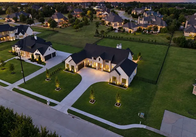 Photo 3 of Sale Pending at 425 Dennis Bailey Ln, Rockwall, TX 75032 | MLS# 21381050 | Listing updated on 2026-10-05