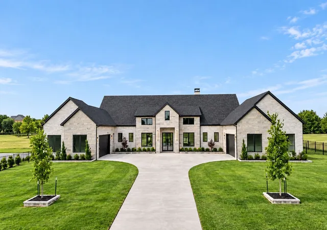 Photo 40 of Sale Pending at 425 Dennis Bailey Ln, Rockwall, TX 75032 | MLS# 21381050 | Listing updated on 2026-10-05