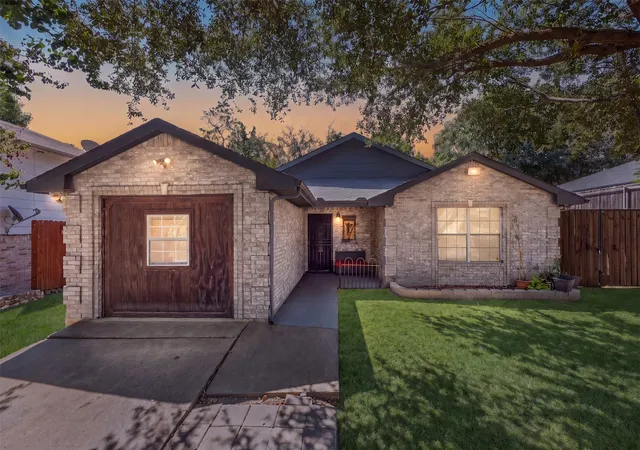 Photo 3 of Single family home for sale at 4012 Whitby Ave, Dallas, TX 75237 | MLS# 21381410 | Listing updated on 2026-10-03