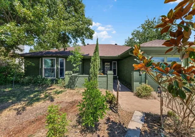 Photo 3 of Single family home for sale at 208 Pebblestone Dr, Benbrook, TX 76126 | MLS# 21382823 | Listing updated on 2026-09-11