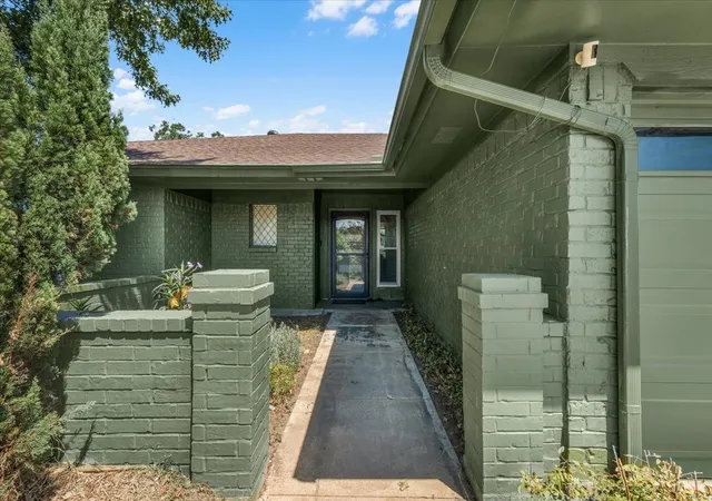 Photo 3 of Single family home for sale at 208 Pebblestone Dr, Benbrook, TX 76126 | MLS# 21382823 | Listing updated on 2026-09-11