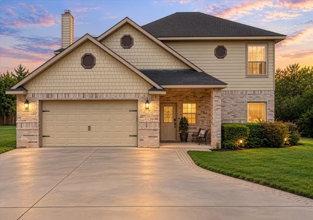Photo 1 of Single family home for sale at 1004 W Apache Trl, Granbury, TX 76048 | MLS# 21378386 | Listing updated on 2026-09-11