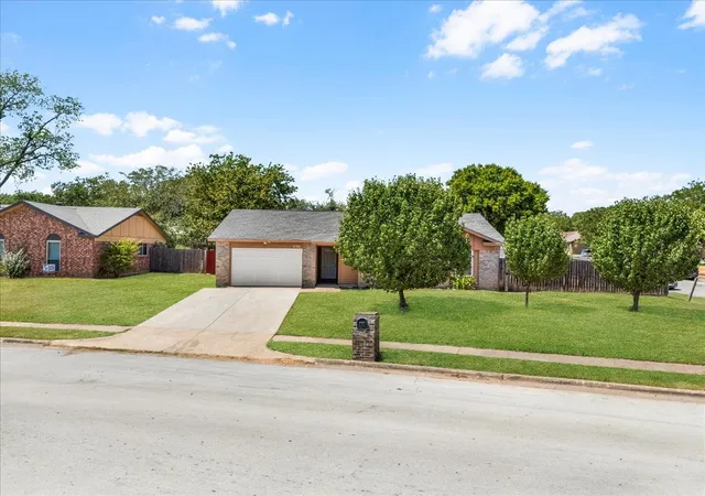 Photo 3 of Single family home for sale at 350 Ridgecrest, Saginaw, TX 76179 | MLS# 21381881 | Listing updated on 2026-09-12