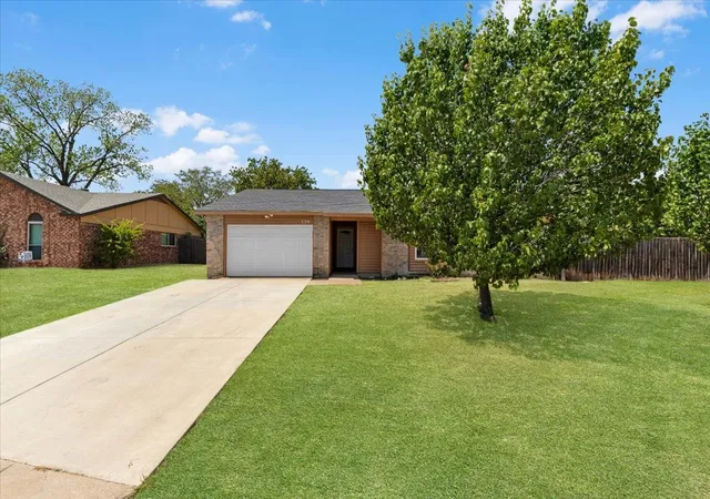 Photo 3 of Single family home for sale at 350 Ridgecrest, Saginaw, TX 76179 | MLS# 21381881 | Listing updated on 2026-09-12
