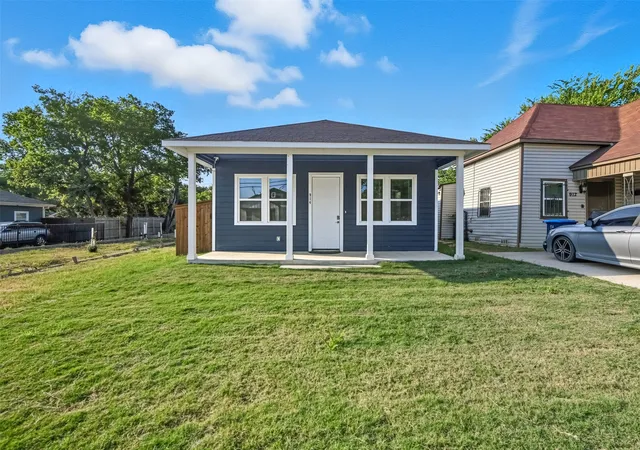 Photo 2 of Single family home for sale at 914 E Tucker St, Fort Worth, TX 76104 | MLS# 21382859 | Listing updated on 2026-09-11