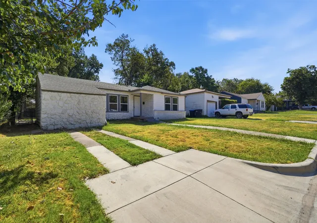 Photo 2 of Single family home for sale at 4601 Harwen Ter, Fort Worth, TX 76133 | MLS# 21381545 | Listing updated on 2026-09-11