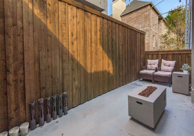 Listing Photo 2 - Condo for sale in building located at 3944 Buena Vis St, Dallas, TX 75204 - Unit #206