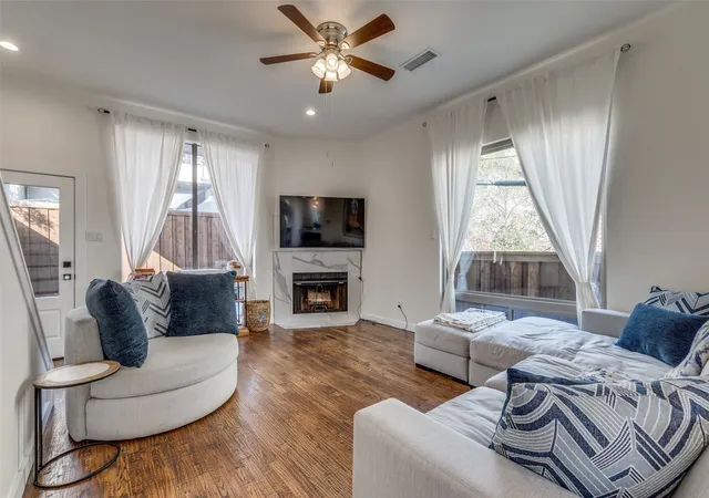 Photo 2 of Condo for sale at 3944 Buena Vista St #206, Dallas, TX 75204 | MLS# 21377122 | Listing updated on 2026-09-12