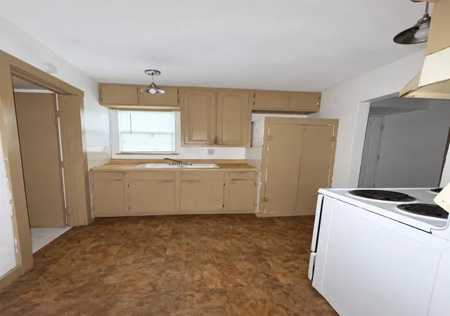 Photo 4 of Single family home for sale at 107 W College St, Milford, TX 76670 | MLS# 21382495 | Listing updated on 2026-09-11