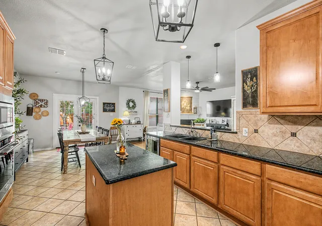 Photo 4 of Single family home for sale at 721 Saddle Ridge Trl, Weatherford, TX 76087 | MLS# 21377847 | Listing updated on 2026-09-14