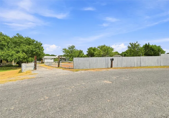 Photo 3 of Sale Pending at 2008 Highridge Ln, Midlothian, TX 76065 | MLS# 21382200 | Listing updated on 2026-09-29