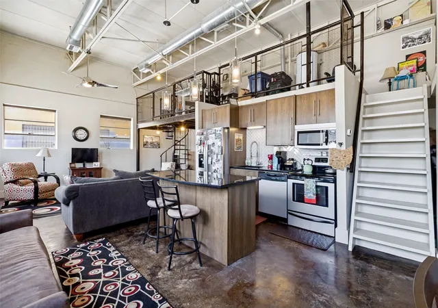 Photo 4 of Condo for sale at 215 N Walton St #1, Dallas, TX 75226 | MLS# 21381873 | Listing updated on 2026-09-11