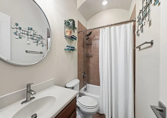 Photo 4 of Townhouse for sale at 6441 Naples Dr, Irving, TX 75039 | MLS# 21381619 | Listing updated on 2026-09-11